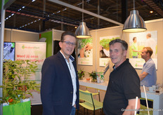 Tiny van den Berk (Brabant Plant) in gesprek met Frans van Hulten, teeltmanager bij Dutch Berries.